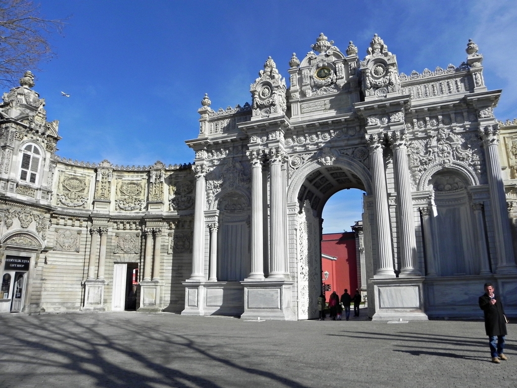 Dolmabahce palace - travel guide to besiktas